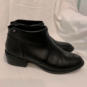 Chic Eliza Gianni Fermani black ankle boots with leather uppers and block heel.